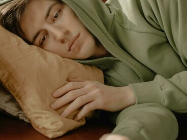 Muitas pessoas têm dificuldade com práticas como a meditação, e isso é compreensível. Não estamos acostumados a parar. No início, pode parecer desconfortável, improdutivo ou até inútil. Mas toda prática começa assim. Com pouca habilidade, com impaciência, com dúvida. Ainda assim, é nesse início imperfeito que algo começa a se reorganizar. Não se trata de fazer bem, mas de sustentar o processo. De permitir que exista um espaço, ainda que pequeno, de contato consigo mesmo




