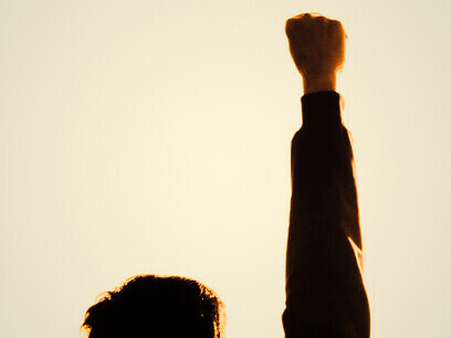 Le poing levé de la résistance vénézuélienne : symbole du courage civique incarné par Maria Corina Machado dans sa lutte pour la démocratie