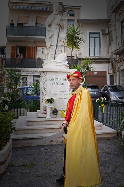 Nola, Campania, Italia. In uno scatto della Fondazione Festa dei Gigli i simboli della fede, ovvero la statua di San Paolino, e della storia, ovvero “il turco”