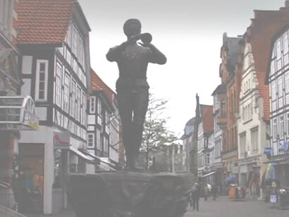 La statua del “pifferaio magico” ad Hameln, in Germania