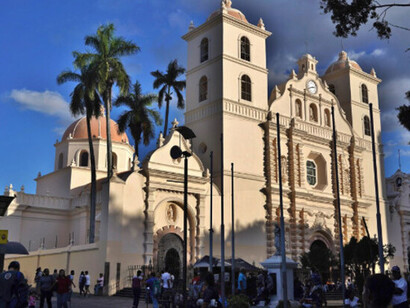 Tenía los datos de un consultorio con conexión a internet alejado del distrito hotelero desde donde filtraría la documentación que había ido juntando durante aquellos días de reuniones. Catedral de San Miguel Arcángel, Tegucigalpa, Honduras