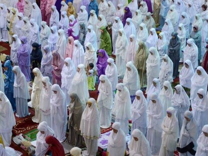  Mujeres rezando en una mezquita