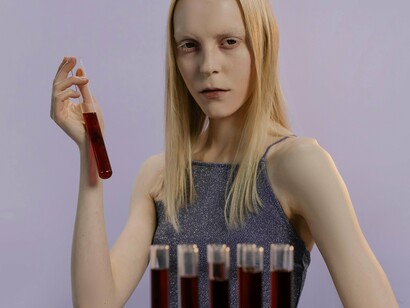 As endorfinas são neurotransmissores produzidos como resposta à dor ou ao estresse. Elas têm efeito analgésico e proporcionam uma sensação de euforia e relaxamento. Um bom exemplo é a sensação de bem-estar após um treino intenso — o chamado “barato do corredor” (runner’s high), resultado direto da liberação dessas substâncias