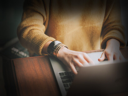 Mujer escribiendo en la computadora
