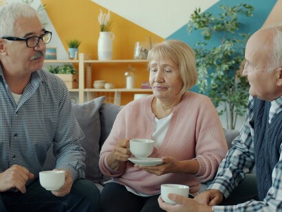 Promuove una vita più sostenibile attraverso scelte energetiche e organizzative condivise