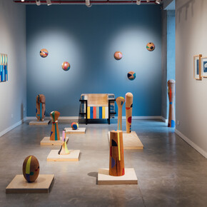 Henry Salazar, Modernismo tropical aclimatado, vista de exhibición. Cortesía de Policroma