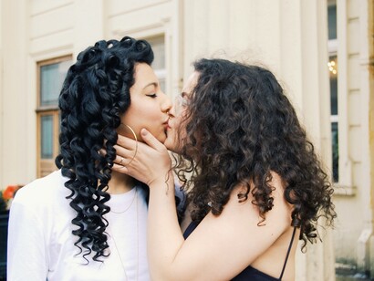 O beijo de duas mulhers reflete o carinho e amor que sentem uma pela outra