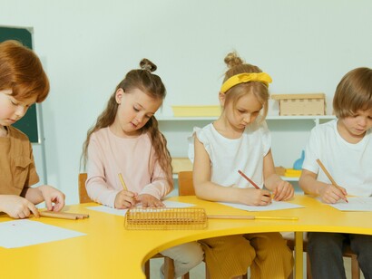 Nas escolas dinamarquesas existe uma sessão semanal intitulada “Klassens tid” (em inglês, “class time”), onde alunos dos 6 aos 16 anos se reúnem durante aproximadamente uma hora para falar dos seus sentimentos, relacionamentos com os colegas, conflitos ou simplesmente para fortalecer a comunidade