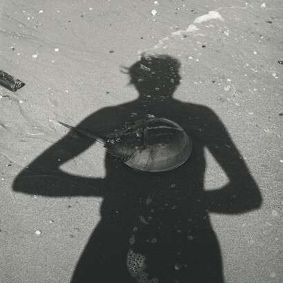 Kuva: Vivian Maier, 1954. © Estate of Vivian Maier, Courtesy of Maloof Collection and Howard Greenberg Gallery, NY.