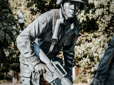 A differenza dell’eroe tragico classico, tuttavia, egli non si ritira nel silenzio della sconfitta, ma utilizza il linguaggio politico per tentare di ridefinire il significato della propria esperienza