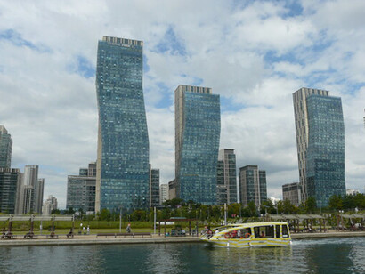 Songdo sufre de una desconexión sensible: calles limpias y vacías, plazas sin uso, edificios sin memoria. Distrito comercial internacional de Songdo, Corea del Sur