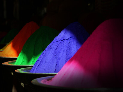 Polvere colorata. La cromoterapia, combinata con suoni e cristalli, può essere utilizzata per riequilibrare l'energia e promuovere la guarigione