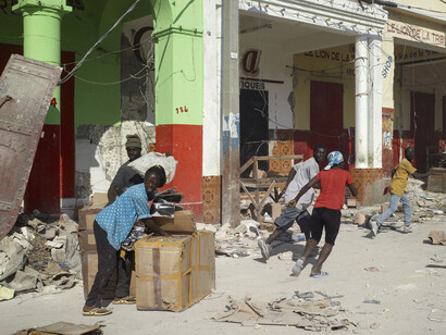 Luc Delahaye, Les pillards, 2010 © Mit freundlicher genehmigung von Luc Delahaye und der Galerie Nathalie Obadia, Paris / Brüssel