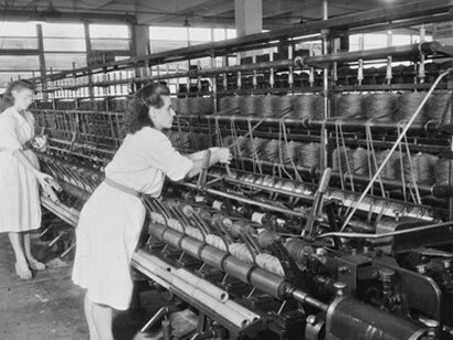 Mujeres trabajadoras en libre competencia de trabajo. Industria textil, máquina de cardar. 1951. Györ, Hungría