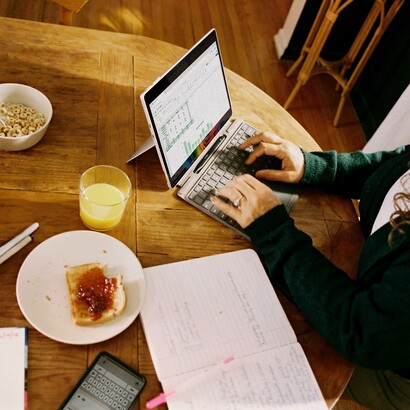 Non sempre chi mangia da solo è solo: a volte è semplicemente l'unico che ha smesso di recitare