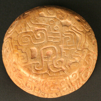 Plato

Materiales: Piedra

Horizonte Chavín. Período Formativo Tardío 900- 200 a.C.

Medidas: 25 mm de alto