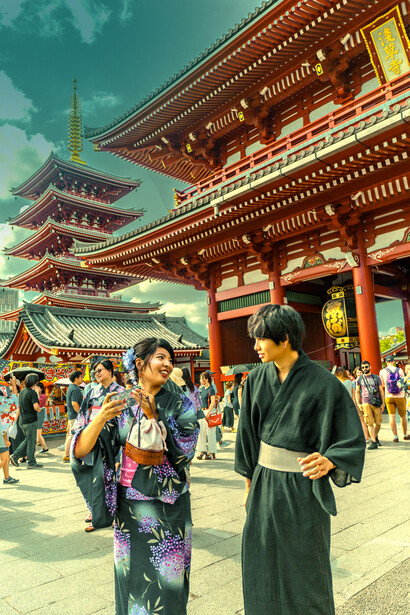 Asakusa, Tokyo, Giappone. La Tokyo più antica, con i suoi templi e i suoi giardini tranquilli, si erge fieramente a fianco delle strutture che toccano il cielo, come se il passato e il futuro fossero intrecciati in una danza elegante