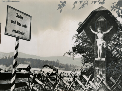 ACME · Unknown Photographer, "Peace and Hatred Symbols - Side by Side", October 17, 1935, silver gelatin print on glossy fibre paper, printed by October 22, 1935, 14,4 (18) x 21,3 (22,8) cm, Courtesy: Daniel Blau Munich/London