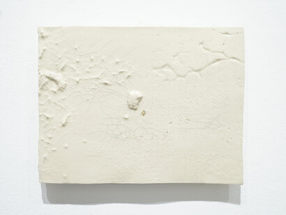 Ben Loong, Tablet 4, 2021, glazed stoneware, gold leaf, Chinese ink, 20 × 26.5 × 3 cm © Ben Loong, courtesy of the artist and Mizuma Gallery