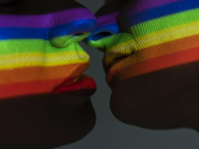 Mulheres lésbicas. As pessoas acabam argumentando que “é a cidade que está mais violenta” ou “não são apenas as pessoas trans que sofrem com a violência” e seria até fácil culpá-las por essas falas “ignorantes” se não fosse a própria mídia e a internet mostrando o contrário, afirmando que apesar de tantas coisas ruins, os direitos das pessoas trans avançaram muito, quando na realidade praticamente não avançaram nada, de fato são praticamente um passo para frente e três para trás



