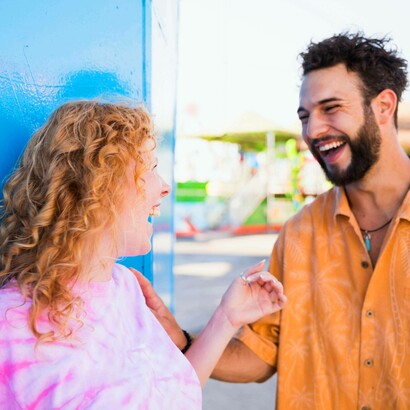 Amici che ridono di gusto