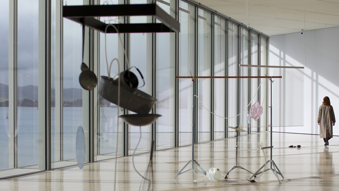 Yuko Mohri, Entrelazamientos, vista de exhibición. Cortesía del Centro Botín