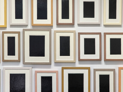 Allan McCollum, One wall, one work, exhibition view. Courtesy of Krakow Witkin Gallery