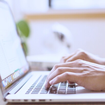 Aziende come Meta, Google, Amazon e Apple non si limitavano a competere tra loro, ma controllavano l’intero ecosistema digitale, stabilendo regole e condizioni di accesso al mercato