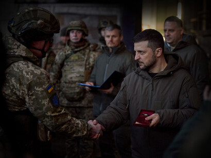 Volodímir Zelenski, presidente de Ucrania, saluda a miembros del Ejército ucraniano por su labor en la guerra contra Rusia