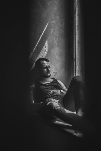 Homem recluso em cela de penitenciária brasileira