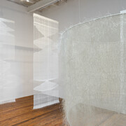 Marie Hazard, La sombra que teje en mí, vista de exhibición. Cortesía de la Galería Mascota