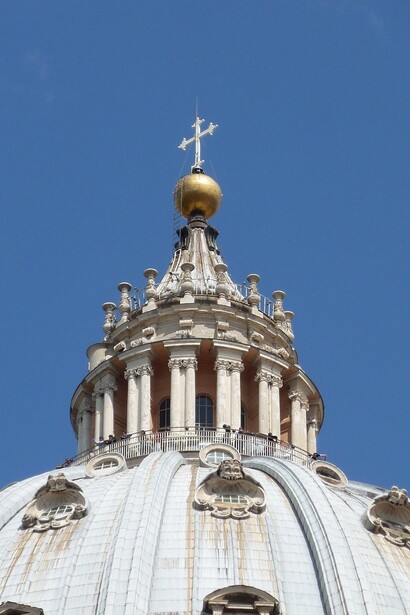 Dal Vaticano si irradia un messaggio globale di fede e speranza, unendo popoli di culture diverse sotto un’unica dottrina che celebra la dignità umana e la fratellanza universale