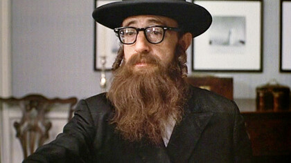 Woody Allen caracteriza-se como um judeu ortodoxo em "Annie Hall"