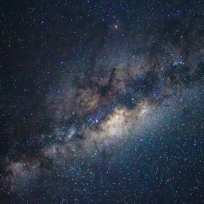 El universo es un tejido de relaciones interconectadas, donde cada movimiento, por ínfimo que parezca, resuena como una nota en la sinfonía de la existencia