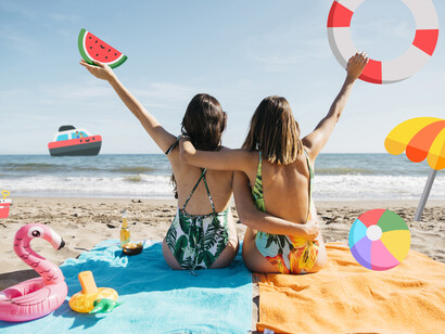 Busca marcas sostenibles, muchas prendas son multifunción: un vestido que puede ser usado de día o de noche es un salvavidas en la maleta