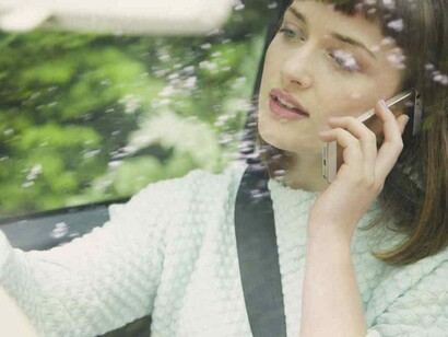 Hablando por teléfono en el coche