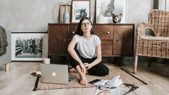 Mujer pensativa sentanda en medio del salón. El 'overthinking' es un estado mental: es pensar más de lo necesario sobre un asunto