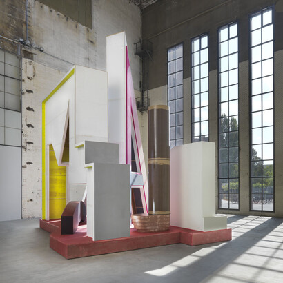 Exhibition view "Plateau mit Halbfigur“, Photo: Jens Ziehe, © Thomas Scheibitz / VG BILD-KUNST, Bonn, 2018