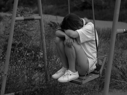 L'Univers nous reprend, rien de nous ne subsiste,
Cependant qu'ici-bas tout continue encor.
Comme nous sommes seuls! Comme la vie est triste!