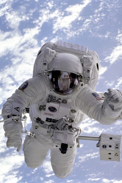 Michael Gernhardt agganciato al braccio robotico dello Shuttle Endeavour durante la missione STS-69 (1995)