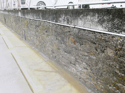 Muro norte del parqueo Cristal. Probablemente perteneció al Hotel Francés (luego Hotel Holanda). Sergio Orozco Abarca, 2023.