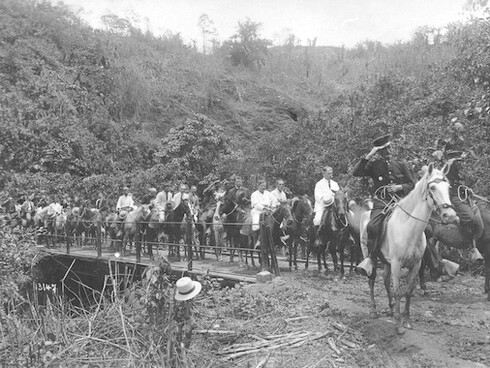 La comitiva presidencial, sobre el pequeño puente que daba acceso al nuevo puente.
Foto: Manuel Gómez Miralles