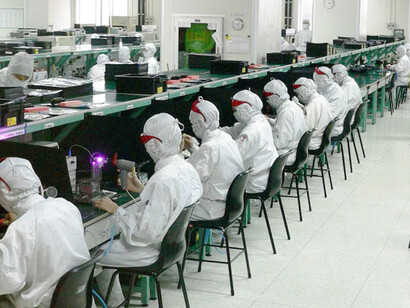 Trabajadores chinos en una fábrica