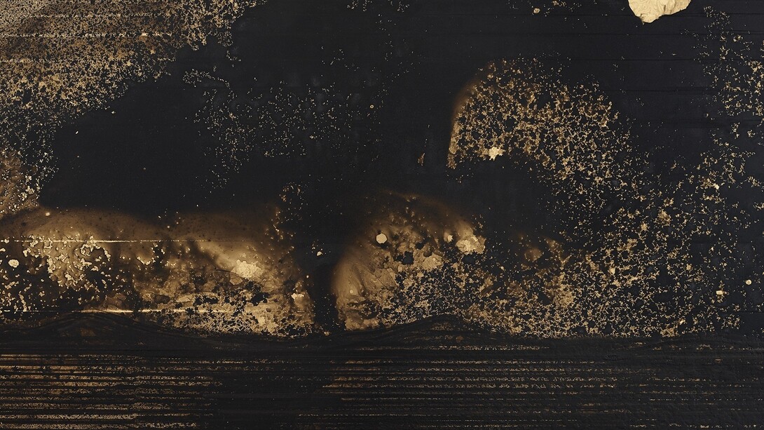 Teresita Fernández, Golden (Scroll 3), 2014 (gold chroming and India ink on wood panel, 50.8 x 203.2 cm) © Teresita Fernández - All rights reserved, courtesy of the Artist and Almine Rech Gallery