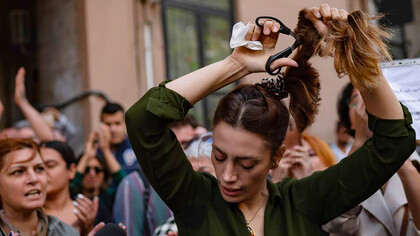 Manifestations. Nasibe Samsaei, une Iranienne vivant en Turquie, coupe sa queue de cheval devant le consulat d'Iran à Istanbul, suite à la mort de Masha Amina à Téhéran
© Yasin Akgul-AFP