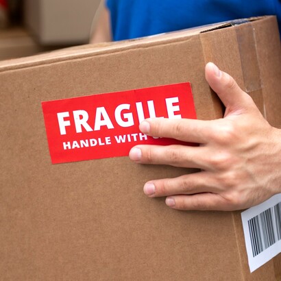 Piero riceve un pacco con su scritto fragile, ma è la sua mitezza a renderlo solido, non l’assenza di rotture