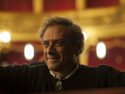 Il celebre lighting designer e direttore della fotografia Pasquale Mari. L’artista sarà il tutor di Giulia Bandera, talento 2023 del Guido Levi Lighting Lab, che debutterà a Montepulciano a metà luglio