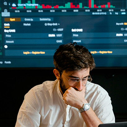 Homem trabalhando. Os planos de defesa em determinadas circunstâncias, podem depender dos interesses e dos objectivos económicos