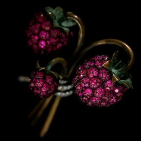 JAR, Raspberry Brooch, 2011, Rubies, diamonds, bronze, silver, gold, and platinum. Collection of Sien M. Chew. Photograph by Jozsef Tari. Courtesy of JAR, Paris.