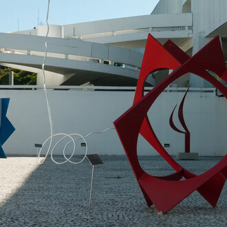 Pátio das esculturas, vista da exposição. Cortesia do Museu Oscar Niemeyer